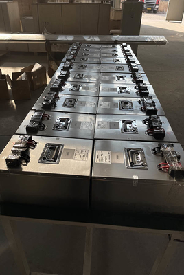 बाहरी आवरण लिथियम स्टोरेज बैटरी 48V 96V 100AH ​​150AH ऑफ ग्रिड लिथियम बैटरी सिस्टम