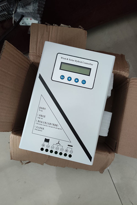 ऑफ ग्रिड एमपीपीटी चार्ज कंट्रोलर 48V 1000W बैटरी एलसीडी डिस्प्ले से जुड़ी हुई है