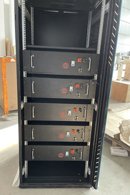 बाहरी आवरण लिथियम स्टोरेज बैटरी 48V 96V 100AH ​​150AH ऑफ ग्रिड लिथियम बैटरी सिस्टम